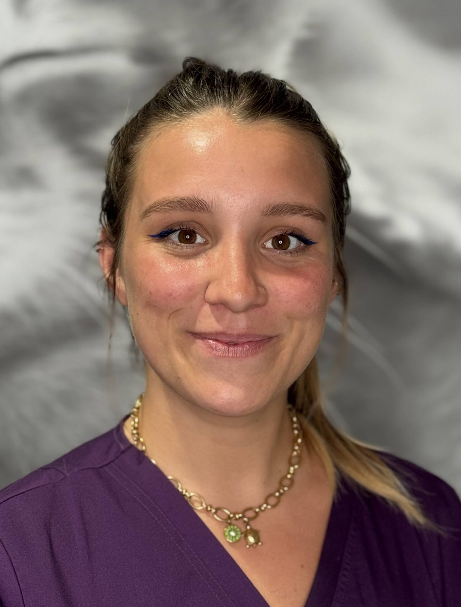 Nuria, apprentie à la clinique vétérinaire de Genève Vétélys